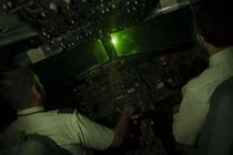 Phi công liên tục bị chiếu laser khi cất-hạ cánh tại Nội Bài, Tân Sơn Nhất