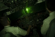 Phi công liên tục bị chiếu laser khi cất-hạ cánh tại Nội Bài, Tân Sơn Nhất