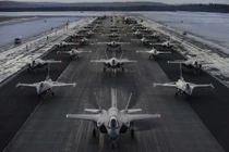 Không quân Mỹ diễn tập chiến đấu “Voi đi bộ” ở Alaska