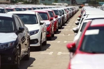 Tồn kho hàng chục nghìn chiếc, ô tô đại hạ giá đến Tết sang năm