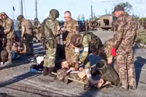 Quân đội Ukraine hạ vũ khí đầu hàng ở nhà máy Azovstal, Mariupol. Video