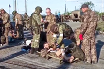 Quân đội Ukraine hạ vũ khí đầu hàng ở nhà máy Azovstal, Mariupol. Video