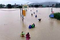 Đường vào trung tâm xã Phước Nghĩa, huyện Tuy Phước bị ngập sâu trong lũ. Ảnh: Hoài Thu.