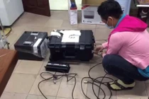 Thiết bị mà các đối tượng sử dụng để lừa đảo bị lực lượng chức năng thu giữ.