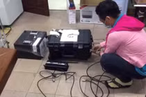 Thiết bị mà các đối tượng sử dụng để lừa đảo bị lực lượng chức năng thu giữ.