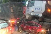 Hiện trường xe container đè bẹp ôtô làm 3 người chết ở Hà Nội