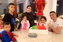 Ronaldo thông báo sắp có thêm 2 con