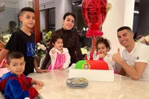 Ronaldo thông báo sắp có thêm 2 con