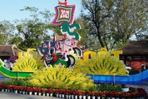 Huế khoác áo hoa rực rỡ sắc màu chiều 30 Tết