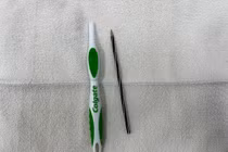 Nuốt cả bàn chải đánh răng và ruột bút bi vào trong dạ dày