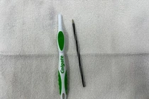 Nuốt cả bàn chải đánh răng và ruột bút bi vào trong dạ dày