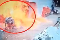 Xe bồn bốc cháy khi tiếp nhiên liệu cho cây xăng, 2 người chết