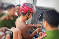 Cẩn trọng khi đi rút tiền ở cây ATM