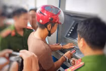 Cẩn trọng khi đi rút tiền ở cây ATM
