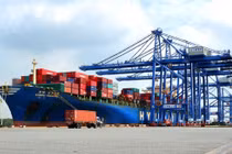 Tăng mức xử phạt vi phạm xếp hàng quá tải tại cảng biển