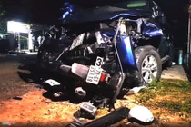 Xe bán tải vỡ nát sau khi tông chết 4 người