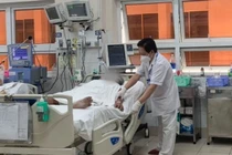 Trong tháng 9/2021, Bệnh viện Thống Nhất (TPHCM) tiếp nhận hàng chục ca ngộ độc rượu methanol. 50% trường hợp tử vong, còn lại tiên lượng xấu, mất thị lực. 