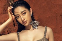 Bộ ảnh Lương Thùy Linh diện đầm xuyên thấu nóng bỏng trên sa mạc