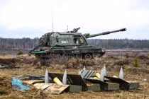 Pháo tự hành Msta Nga tiêu diệt một xe thiết giáp quân đội Ukraine