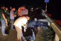 Lực lượng chức năng khám nghiệm hiện trường.