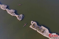 Nước hồ hạ thấp, để lộ cầu đá trăm tuổi thời nhà Minh