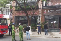 Lực lượng Cảnh sát PCCC điều 4 xe chuyên dụng cùng hàng chục cán bộ, chiến sĩ đến hiện trường.