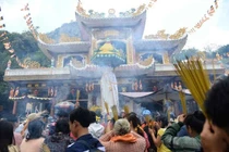 Không thắp nắm hương to khi đi lễ chùa