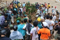 Gào khóc tìm kiếm người thân dưới đất đá ở Trà Leng