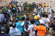 Gào khóc tìm kiếm người thân dưới đất đá ở Trà Leng