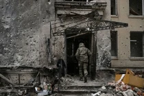 lính Ukraine hành hạ tù binh Nga