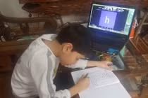 Học sinh lớp 1 học trực tuyến. Ảnh minh họa.