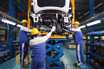 Xem xét giảm lệ phí trước bạ với ô tô trong nước. 