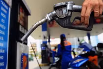 Vì đâu giá xăng trong nước không giảm “sốc” như thế giới?