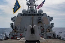 Chiến hạm Mỹ áp sát Hoàng Sa