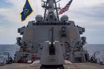 Chiến hạm Mỹ áp sát Hoàng Sa