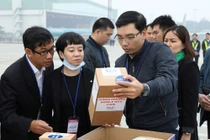 Bàn giao thi hài và tro cốt các nạn nhân còn lại trong thảm kịch Essex ở sân bay Nội Bài