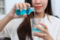 Chuyên gia hướng dẫn xịt mũi, súc họng