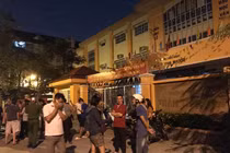 Phụ huynh TP.HCM vây trường trong đêm vì suất ăn của trẻ