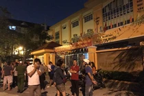 Phụ huynh TP.HCM vây trường trong đêm vì suất ăn của trẻ