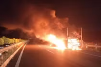 Video xe đầu kéo bốc cháy trên cao tốc, thiêu rụi nhiều phương tiện