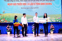 Tân Hiệp Phát trao tặng hàng nghìn phần quà cho trẻ em nhân ngày Quốc tế thiếu nhi.