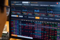 Chứng khoán rơi hơn 72 điểm