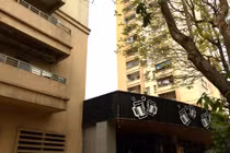 Rơi từ tầng cao chung cư, nữ sinh lớp 10 tử vong