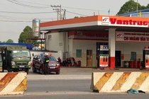 Hàng chục cảnh sát bao vây 2 cây xăng ở Bình Dương