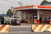 Hàng chục cảnh sát bao vây 2 cây xăng ở Bình Dương
