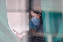 Sau tiêm văcxin Covid-19 vẫn cần phải đeo khẩu trang