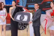 VinFast bàn giao xe Lux SA2.0 giá 1,7 tỷ đồng cho đại sứ thương hiệu Ngô Thanh Vân