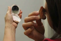 Bị chê xấu vì trang điểm trong ánh sáng vàng