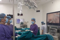 TS.BS Đặng Quốc Ái và bệnh nhân hồi phục sau ca mổ