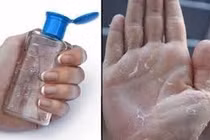 Không để nước rửa tay khô trong ô tô